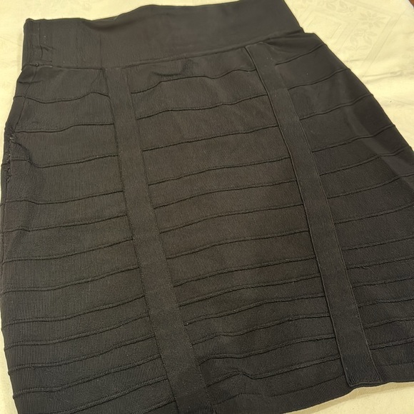 Black spandex skirt with ribbing - Picture 2 of 3